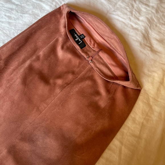 Never worn lulu’s pink suede pencil skirt. - Picture 4 of 4